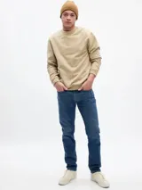 Jean de hombre, corte slim, color azul medio lavado.