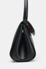Bolso de mano mini estructurado en color negro, con asa superior fija y cierre frontal mediante clip metálico dorado. Incluye bandolera extraíble y bolsillo interior.