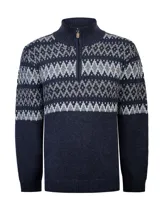 Sweater de punto con cierre frontal parcial y cuello alto. Presenta un diseño de patrón geométrico tipo jacquard en tonos grises y celestes sobre una base azul marino en la parte superior y mangas.