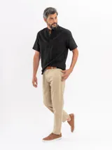 Pantalón chino de corte regular y tiro medio, color azul marino, con cierre de botón y cremallera, bolsillos laterales y traseros, y terminación recta.