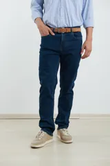 Pantalón de jean azul oscuro, corte recto, con bolsillos delanteros y traseros.