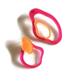 Par de aros colgantes con formas orgánicas en acrílico color fucsia y naranja.