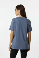 Remera blanca de algodón con cuello redondo y manga corta, presenta un estampado central de un cassette con auriculares y la frase 'everything I couldn't tell you'.