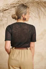 Remera color verde claro de hilo fino, con mangas cortas y cuello redondo.