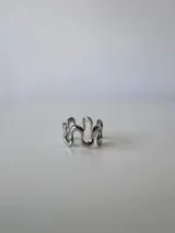 Anillo ajustable de acero quirúrgico hipoalergénico, con diseño ondulado o de ondas.