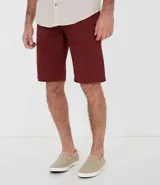 Bermuda masculina de corte recto, confeccionada en tejido de sarga de algodón. Presenta diseño básico con bolsillos laterales y traseros.