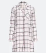 Camisón corto en franela cuadrillé blanca con gris y rosa, con cuello solapa, manga larga, abotonado frontal, bolsillo frontal y detalle de vivo contrastante.