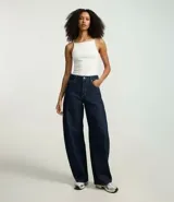 Blusa femenina sin mangas, confeccionada en tejido de algodón con elastano. Presenta un diseño ajustado al cuerpo con escote halter y tirantes finos elásticos.