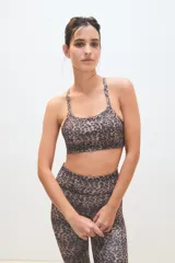Top deportivo con estampado animal print de leopardo en tonos marrones.