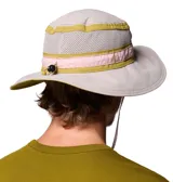 Gorro tipo pescador de color mostaza, con ala ancha, cordón ajustable con ceñidor y tecnología Omni-Wick para absorción de sudor.