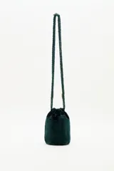 Cartera tipo bolso de mano color negro, confeccionada en terciopelo con bordados de estrellas y aplicaciones de pedrería brillante. Cuenta con correas trenzadas de cordón negro y cierre superior.