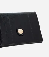 Billetera tipo sobre color negro de PU texturizado con efecto brillante y cierre de botón a presión con aplique metálico dorado.