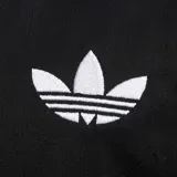 Remera Adidas de cuello redondo y manga corta, color negro con las icónicas tres tiras blancas en los hombros y mangas, y logo del trébol bordado en el pecho.