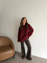 Pantalón tipo oxford de tiro alto con estampado animal print de leopardo, confeccionado en tela de viscosa con caída fluida.