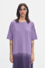 Vestido midi de algodón con diseño degradé en tonos morados, cuello redondo, mangas cortas y aberturas laterales en el dobladillo.