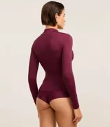 Body negro de media malla con cuello alto y mangas largas.