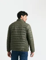 Campera acolchada tipo puffer en color gris, con cierre frontal, cuello alto y puños elásticos.