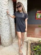 Vestido corto negro con lurex plateado y mangas cortas con volados.