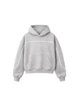 Hoodie de algodón color gris melange, con diseño de costuras decorativas en contraste blanco en el pecho y mangas. Presenta capucha, bolsillo tipo canguro frontal y puños y ruedo acanalados.
