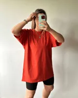 Remerón oversize de manga corta, color ladrillo, confeccionado en algodón.