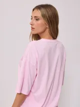 Remera negra de algodón con corte oversize y cuello redondo.