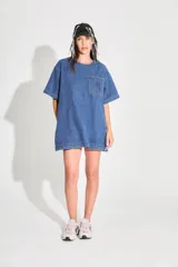 Vestido corto de denim azul con corte en A, mangas cortas y bolsillo en el delantero con isologo doble R bordado a tono.