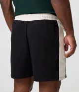 Bermuda deportiva Get Over de corte corto, color negro con cintura elástica y cordón ajustable en color crudo, y recortes laterales en contraste. Confeccionada en mezcla de poliéster y algodón con tecnología dry.