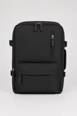 Mochila negra de poliéster, con compartimento principal amplio con cierre, bolsillo frontal con cierre, bolsillo vertical adicional en la parte superior y correas ajustables.