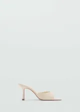 Sandalias de tacón alto destalonadas, color beige, con diseño de punta fina y tira ancha en la parte delantera.