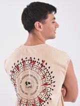 Musculosa color beige con estampado de calavera, rayos y la frase "No Defeat". Corte oversize.