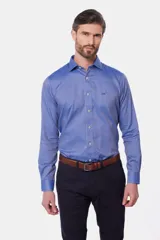 Camisa de manga larga color azul con micropadrón geométrico, cuello camisero clásico y cierre frontal con botones.