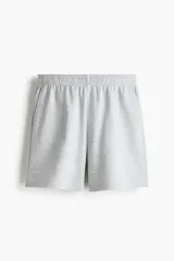Short de felpa liviana de algodón, color gris melange, con cintura elástica, bolsillos laterales y corte estándar.