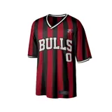 Remera deportiva de manga corta con diseño a rayas verticales en color negro y bordó. Presenta cuello en V con detalles en blanco y negro, estampado frontal con la palabra 'BULLS' en tipografía grande, el número '0' y el logo de los Chicago Bulls. Incluye una etiqueta decorativa en el ruedo inferior.