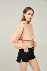 Buzo color durazno, corto, con capucha y mangas largas.