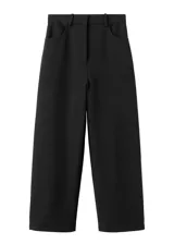 Pantalón de vestir negro de corte recto y tiro alto, con diseño sastre y perneras amplias.