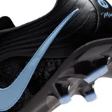 Championes de fútbol Nike Tiempo Legend, color negro con el logo de la marca en celeste y detalles en la suela del mismo tono.