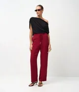 Pantalón de corte recto confeccionado en tejido airflow de poliéster. Presenta cintura elástica con cinturón del mismo tejido para lazo frontal y una caída fluida.