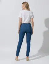 Jegging de algodón azul medio, tiro medio/alto con cintura elástica. Diseño ajustado tipo skinny con bolsillos traseros aplicados y bolsillos delanteros simulados.