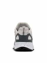 Championes de trekking Columbia Peakfreak II OutDry, color gris claro con detalles en gris oscuro y naranja. Incorporan tecnología impermeable OutDry, entresuela TechLite+ y suela Adapt Trax.