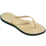 Ojotas Havaianas modelo Slim Point, con base color violeta claro y borde lateral en tono rojizo. Presentan tiras finas con textura y logo de la marca en relieve.
