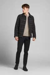 Sweater de punto color beige, de manga larga y cuello redondo.