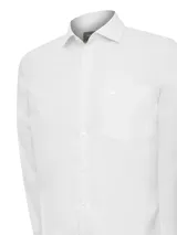 Camisa blanca de manga larga, confeccionada en popelina 100% algodón. Diseño clásico con cuello italiano, bolsillo en el pecho con logo bordado y cierre con botones.
