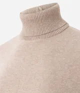 Vestido midi de corte recto y tejido rib, con cuello alto y mangas largas. Presenta un diseño minimalista y ajustado al cuerpo.