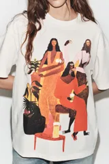 Remera oversize de algodón color crudo con cuello redondo y manga corta. Presenta una ilustración artística estampada y bordada en el frente que representa a un grupo de mujeres.