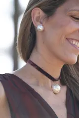 Choker de terciopelo bordó con dije colgante esférico perlado decorado con incrustaciones de strass.