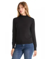 Buzo de punto color beige, con cuello alto y manga larga. Presenta un diseño de tejido liso con detalle de canalé en los hombros y puños.