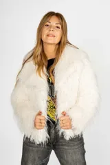 Tapado crudo de piel sintética con corte recto y cuello redondo.