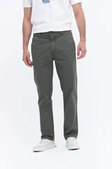 Pantalón de corte regular con diseño clásico de cinco bolsillos, confeccionado en tejido de algodón con elastano. Presenta cierre frontal con botón y cremallera, y cuenta con logo bordado.