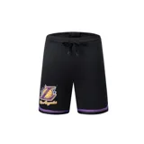 Short deportivo negro con cintura elástica ajustable con cordón, logo de Los Angeles Lakers estampado en la pierna izquierda y ribete violeta en el ruedo.