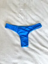 Bombacha de bikini tipo vedetina de color azul, confeccionada en textil premium totalmente forrado.